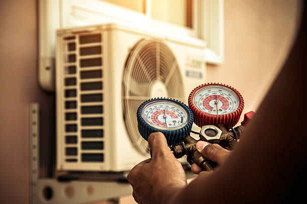 Professional Hvac technician working in Mount Meigs, AL